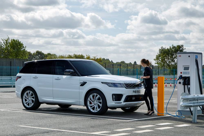 Illustration for article titled The First Plug-In Hybrid Range Rover Has 400 Horsepower And An Electric Range Of 31 Miles